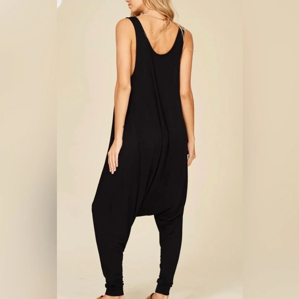 Momper Romper‎ Black Sleeveless Stretchy Jumpsuit. Size Medium.